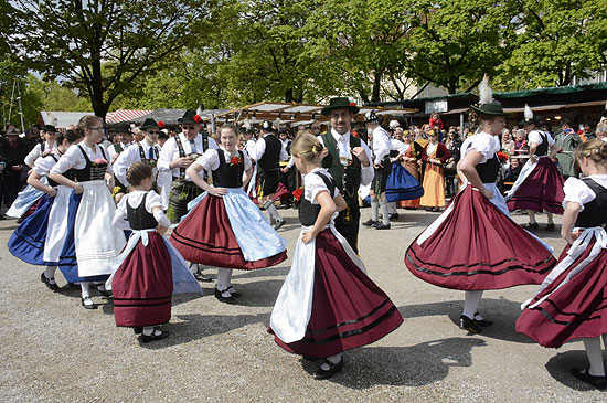 Auftakt Maidult 2017 mit Volkstanz (©Foto. Ingrid Grossmann)